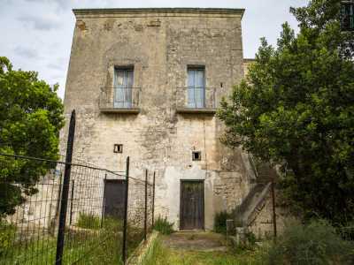 La palazzina in tufo ha un impianto a torre sul cui prospetto si aprono due ingressi a piano terra e uguali balconi al piano superiore, al quale si arriva tramite una scalinata laterale in pietra